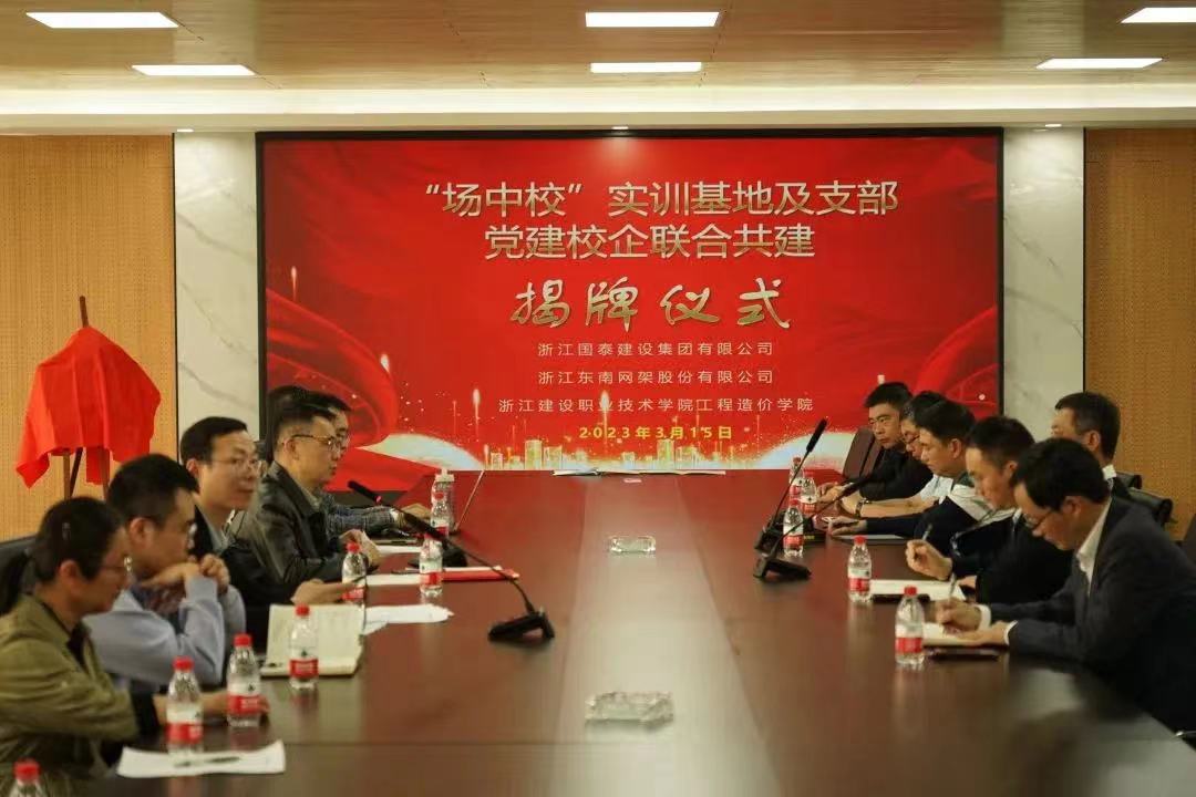 “場(chǎng)中?！蓖苿?dòng)現(xiàn)場(chǎng)與學(xué)校互融互促